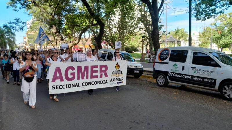 Protesta de docentes en Concordia: Paro masivo y reclamo por recortes salariales